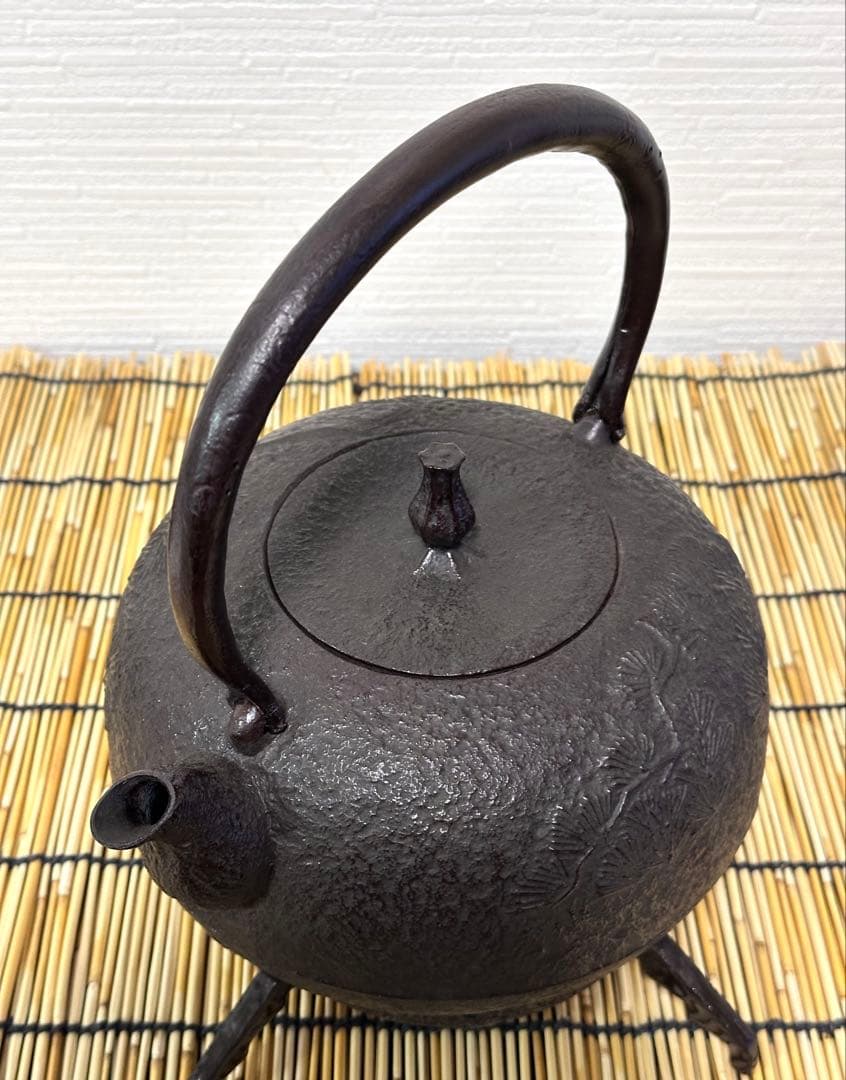 新品、供箱、付属品付　南部喜州 (及川 喜徳)造　鍛治打袋鉉　１５型　南部鉄瓶