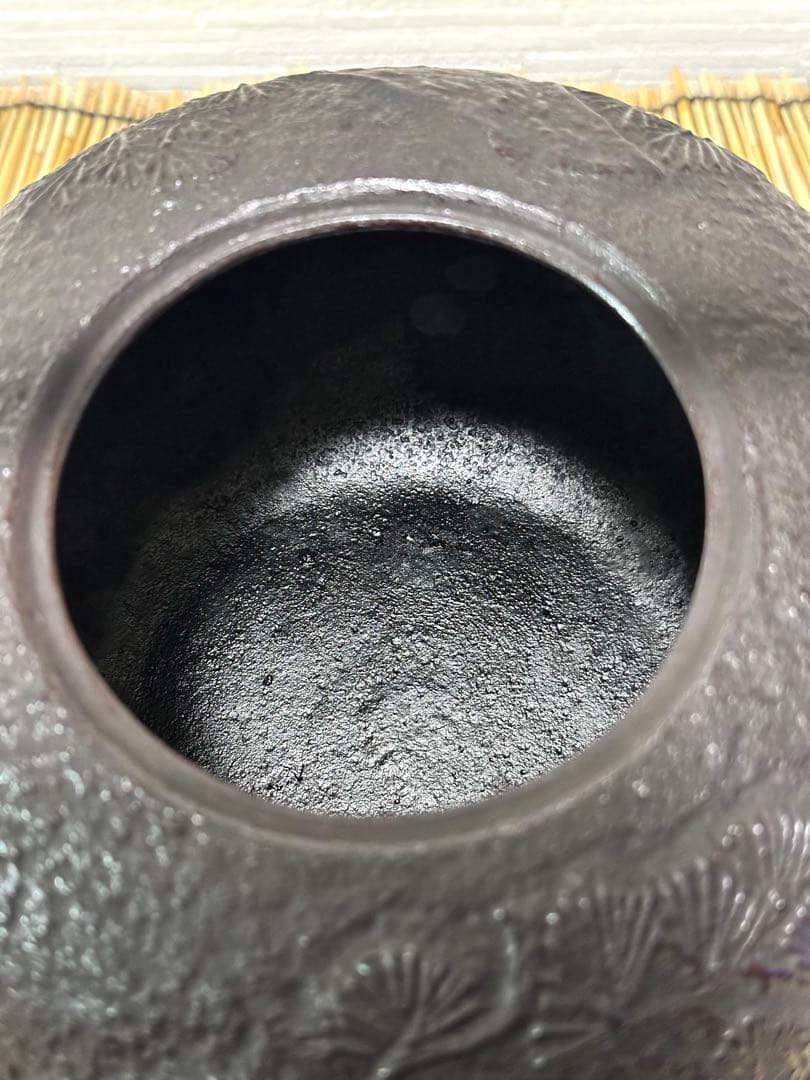 新品、供箱、付属品付　南部喜州 (及川 喜徳)造　鍛治打袋鉉　１５型　南部鉄瓶