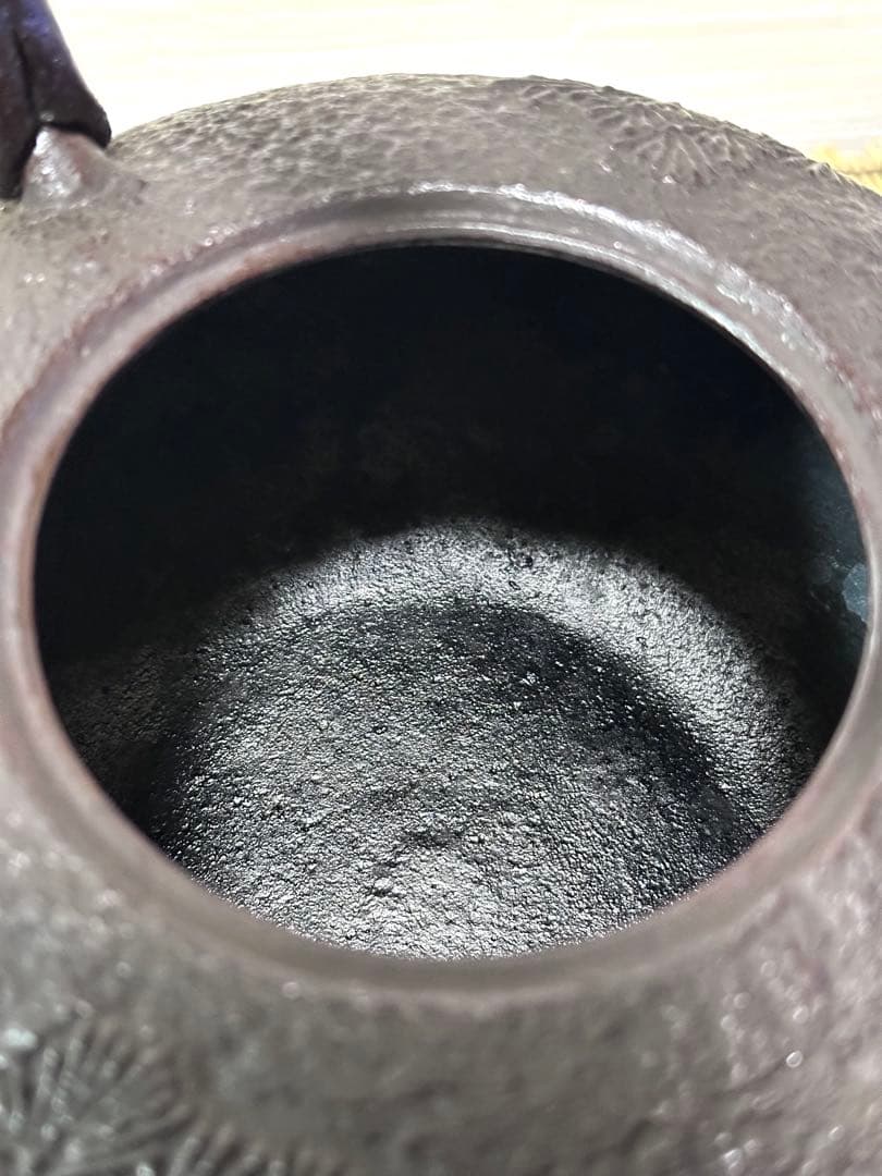 新品、供箱、付属品付　南部喜州 (及川 喜徳)造　鍛治打袋鉉　１５型　南部鉄瓶