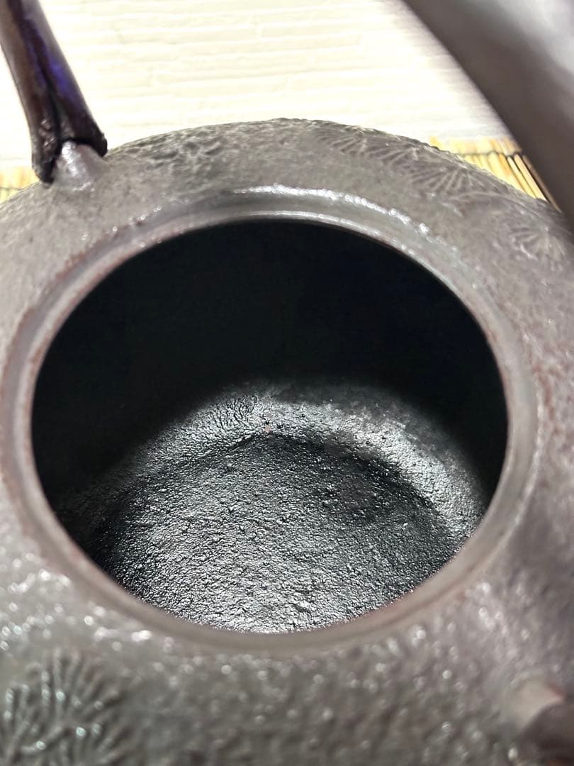 新品、供箱、付属品付　南部喜州 (及川 喜徳)造　鍛治打袋鉉　１５型　南部鉄瓶