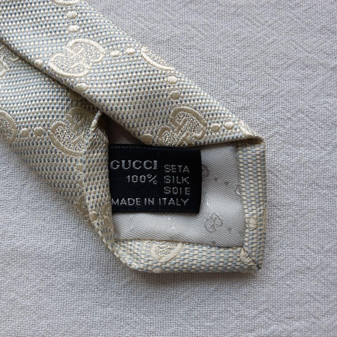 【美品】グッチ ネクタイ 白銀 GUCCIの小紋柄 絹 光沢 結婚式【n3731