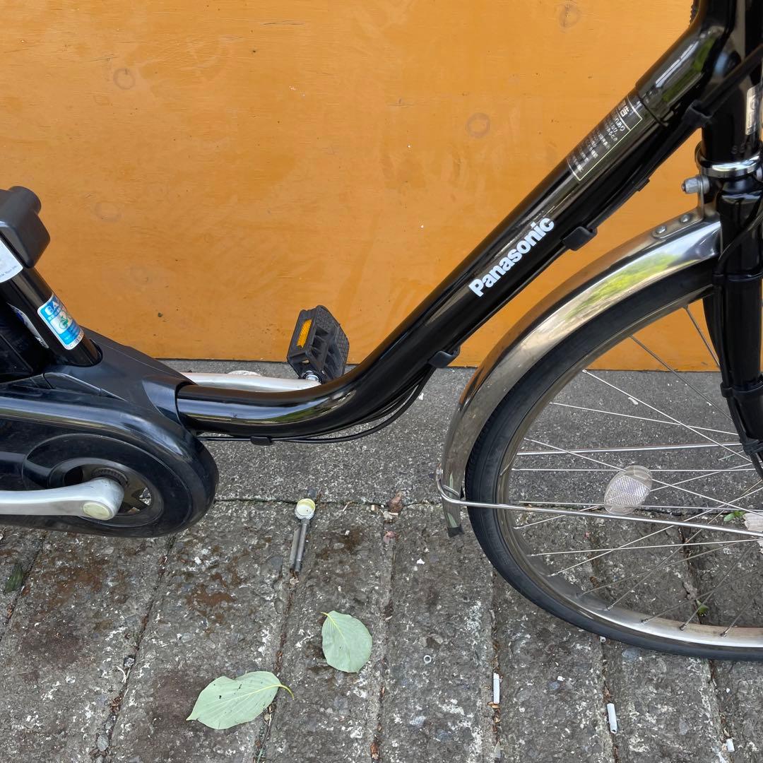 黒いシティタイプ電動アシスト自転車