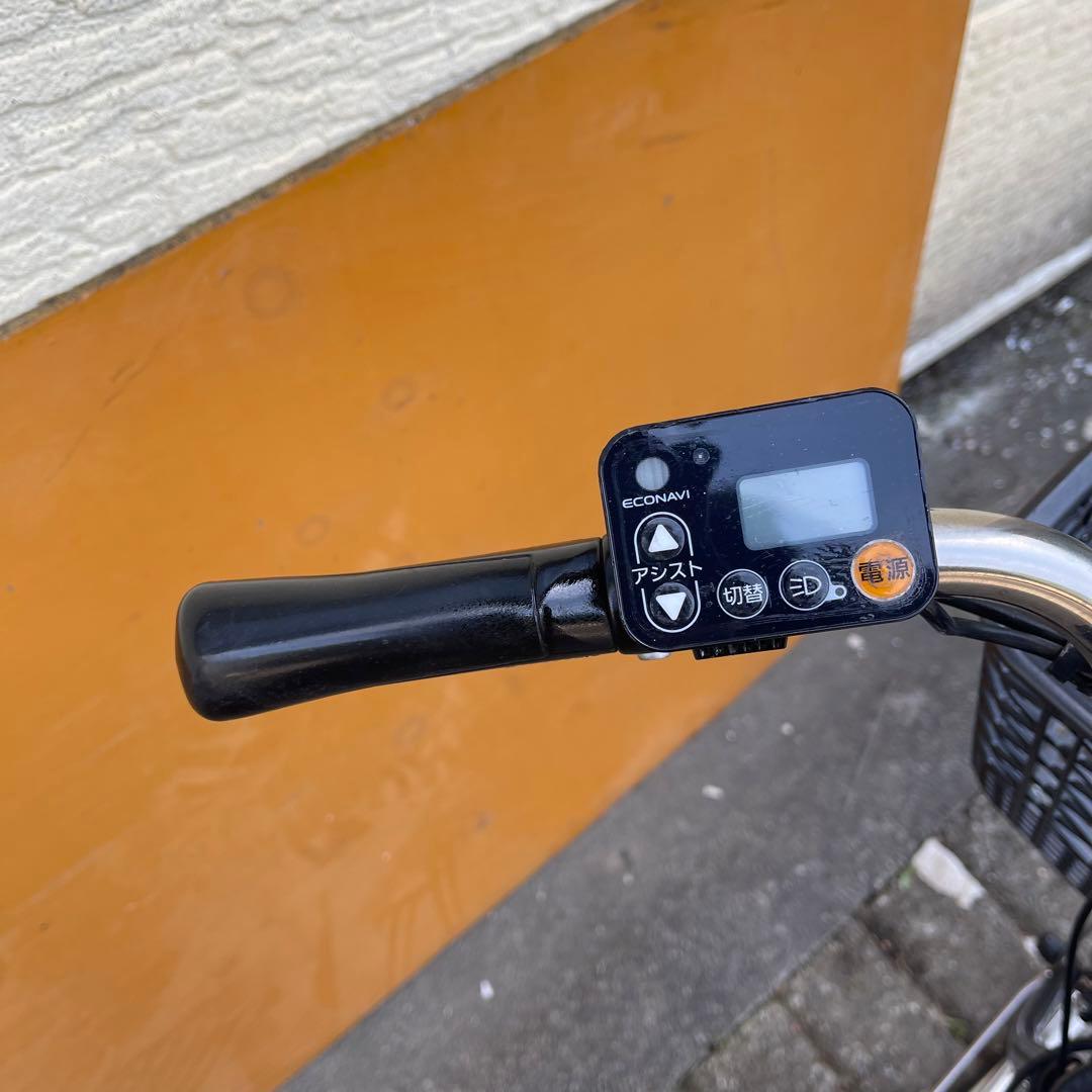 黒いシティタイプ電動アシスト自転車