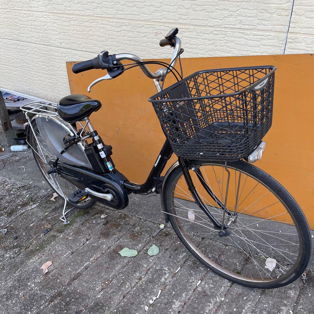 黒いシティタイプ電動アシスト自転車