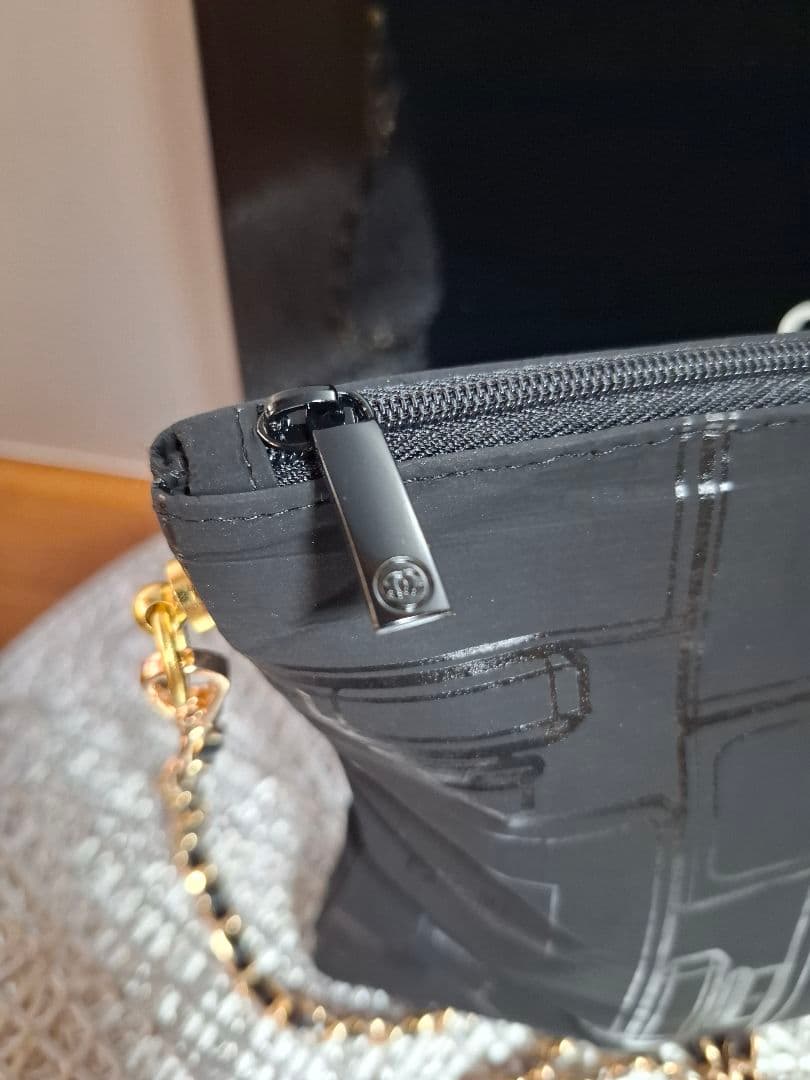 CHANEL 香水ボトルデザイン　ノベルティポーチ　ブラック　斜め掛け