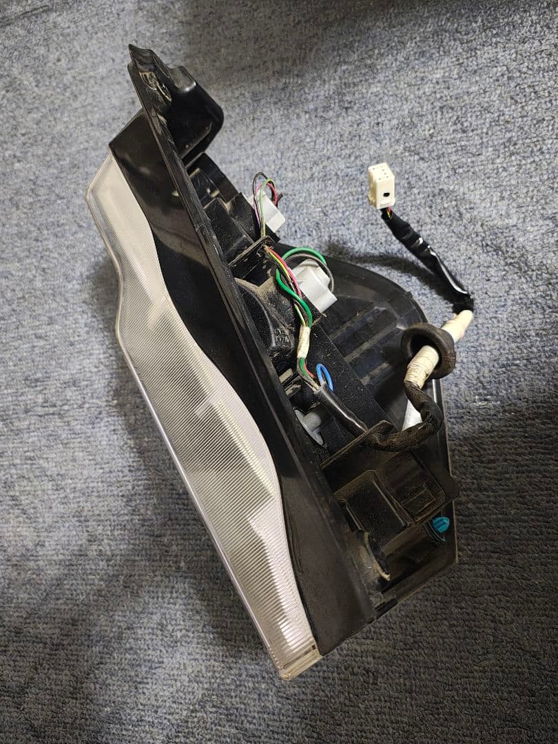 タントカスタム la600S 前期 テールライト 左側
