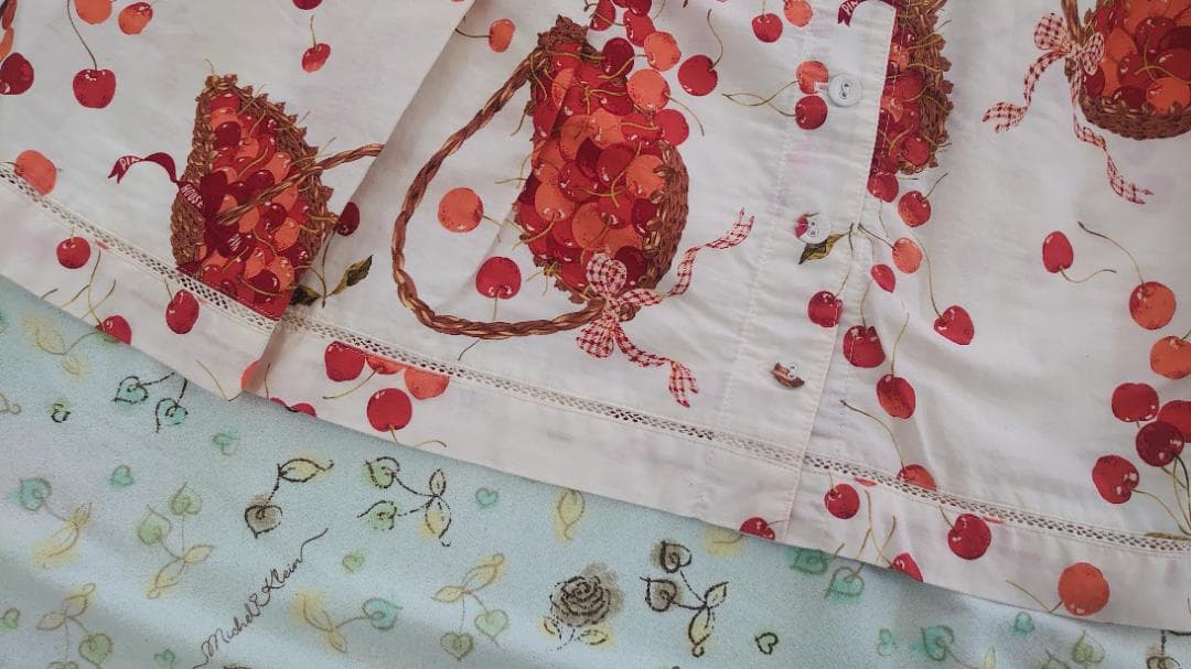 【未着用】ベビーピンクハウスのサクランボ柄の白いワンピース（L・120）