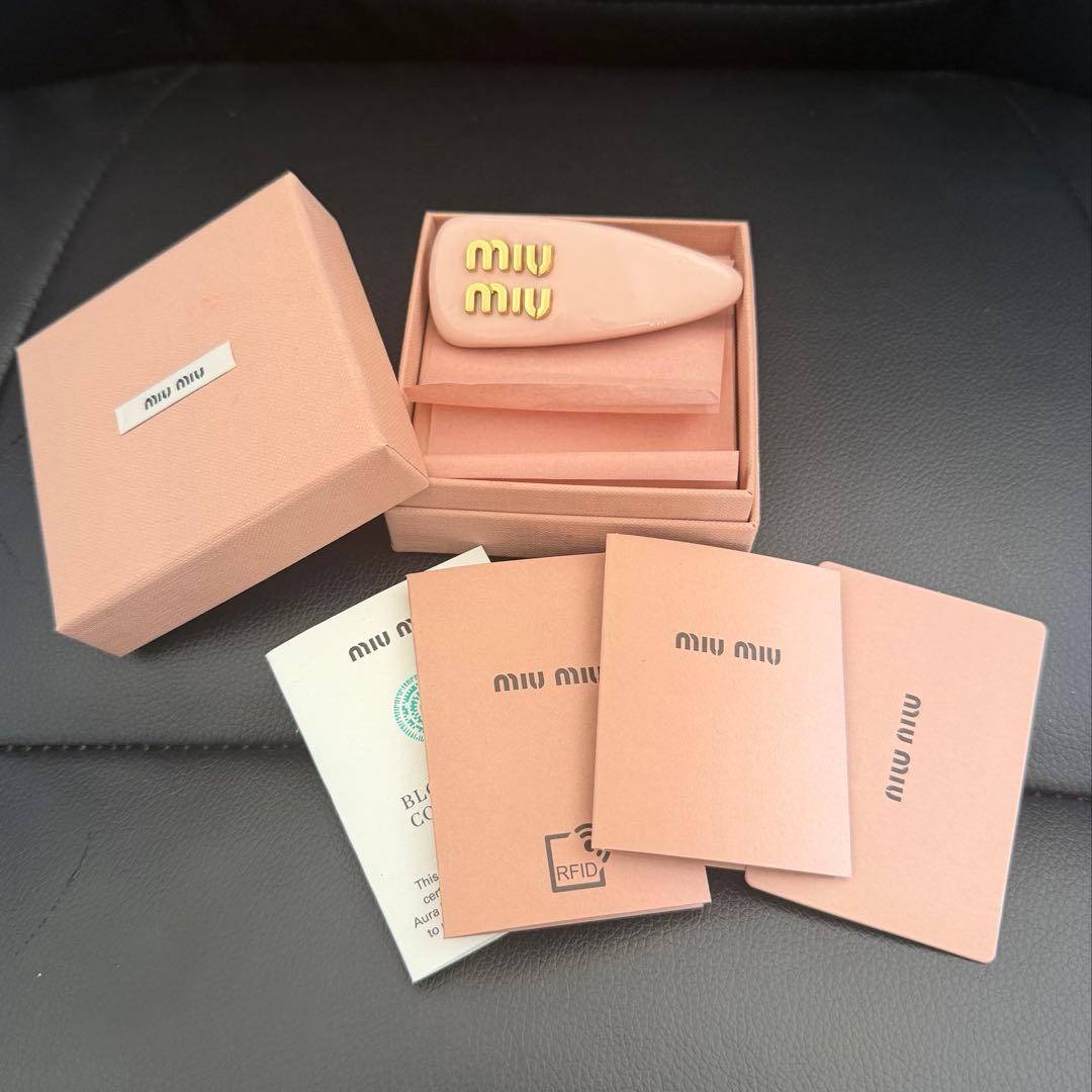 miumiu パテントレザーヘアクリップ ピンク