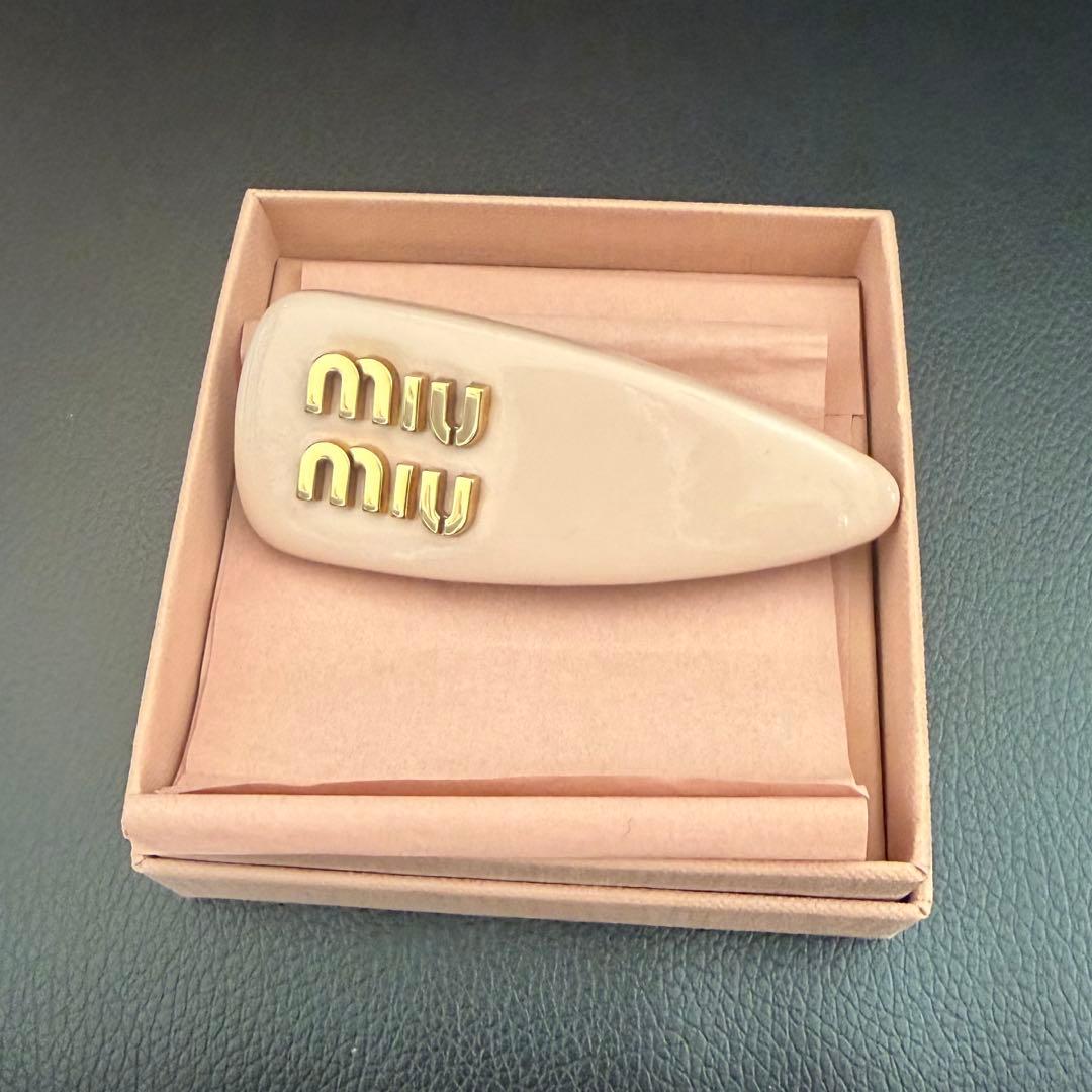 miumiu パテントレザーヘアクリップ ピンク