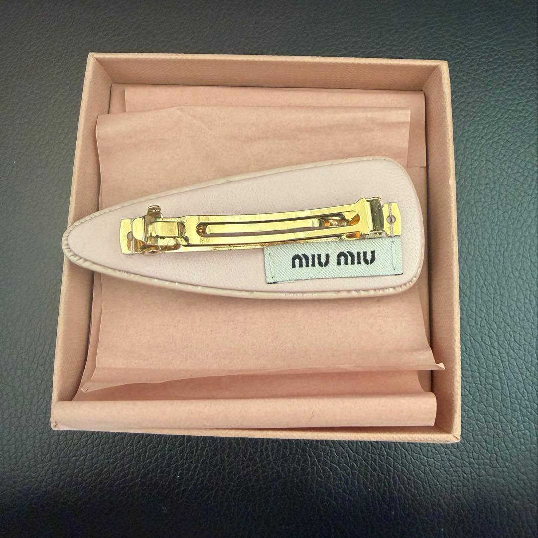 miumiu パテントレザーヘアクリップ ピンク