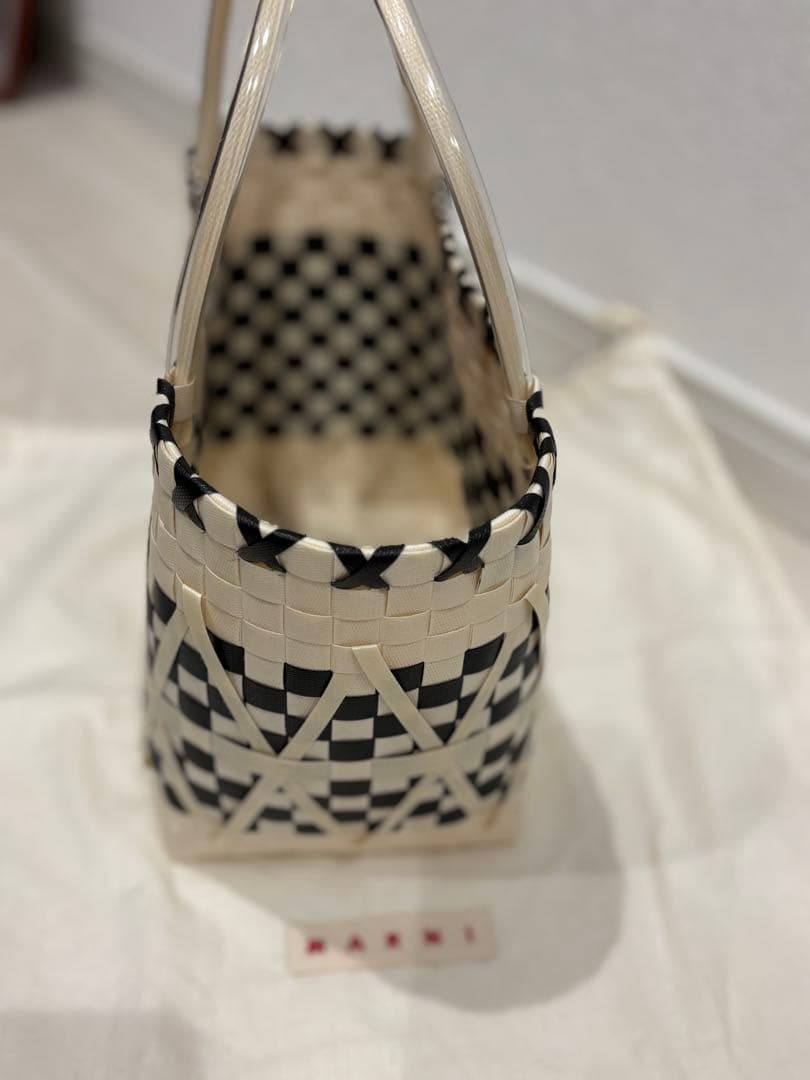 ゆっきー　MARNI マルニ 超美品 かごバッグ ホワイト/ブラック