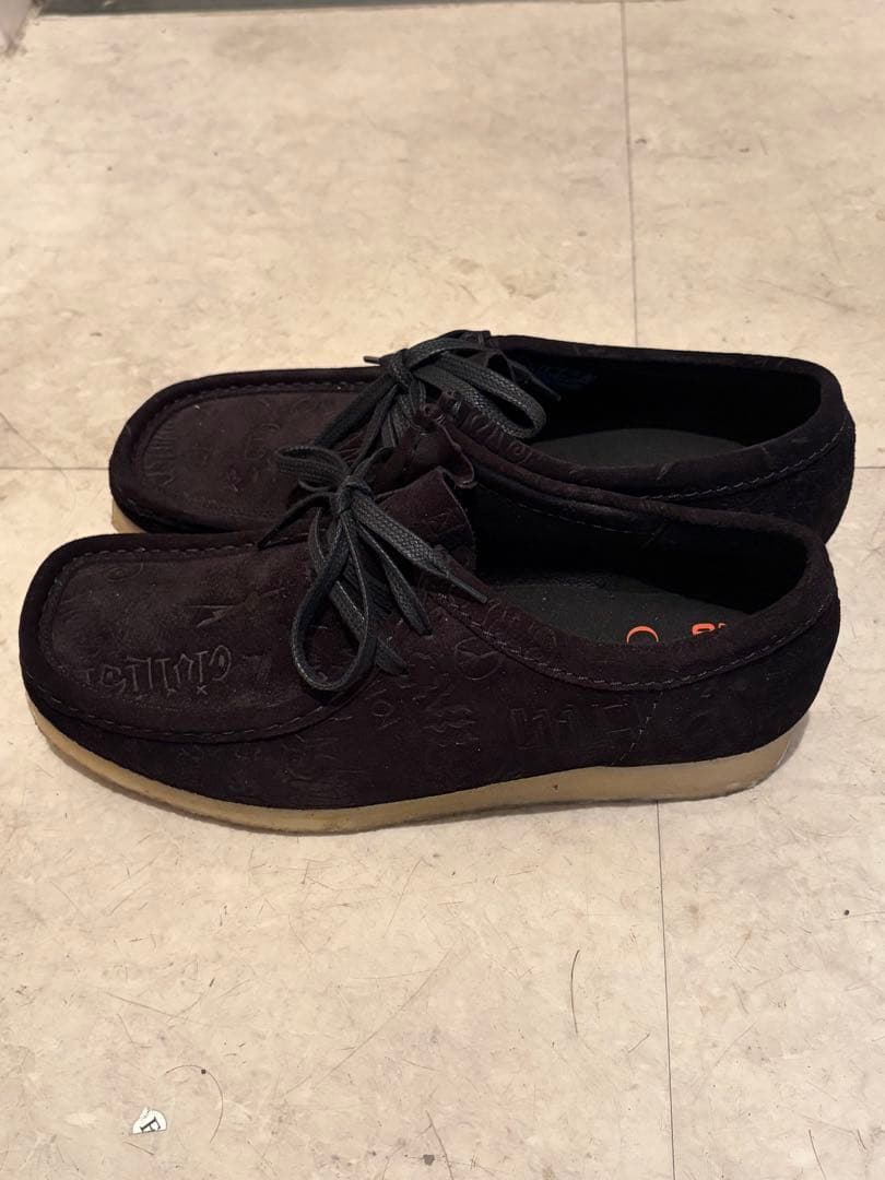 靴 CLARKS Wallabee Black Deboss 26.5cm