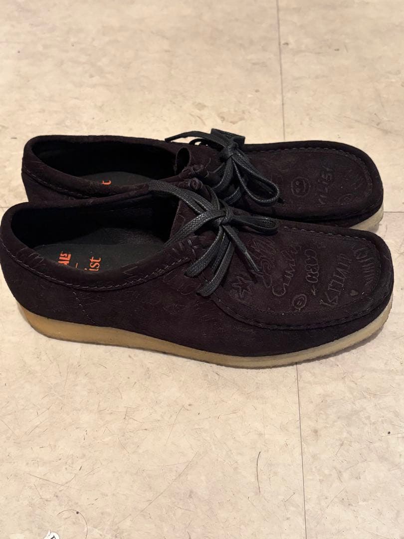 靴 CLARKS Wallabee Black Deboss 26.5cm