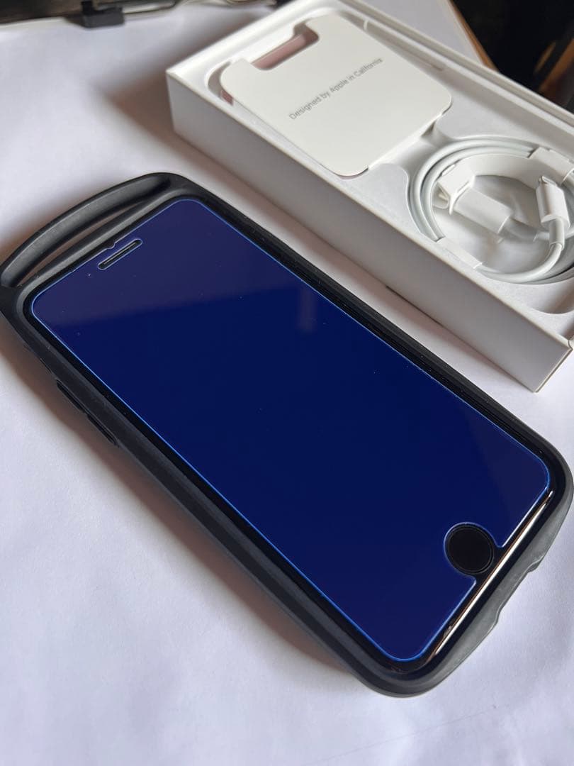 iPhone SE3 赤 root co.ケース付き バッテリー100%