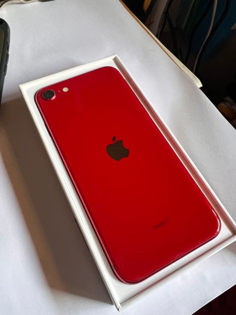 iPhone SE3 赤 root co.ケース付き バッテリー100%