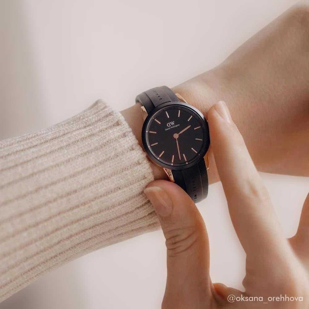 【新品未使用】Daniel Wellington ブラックラバーベルト防水腕時計