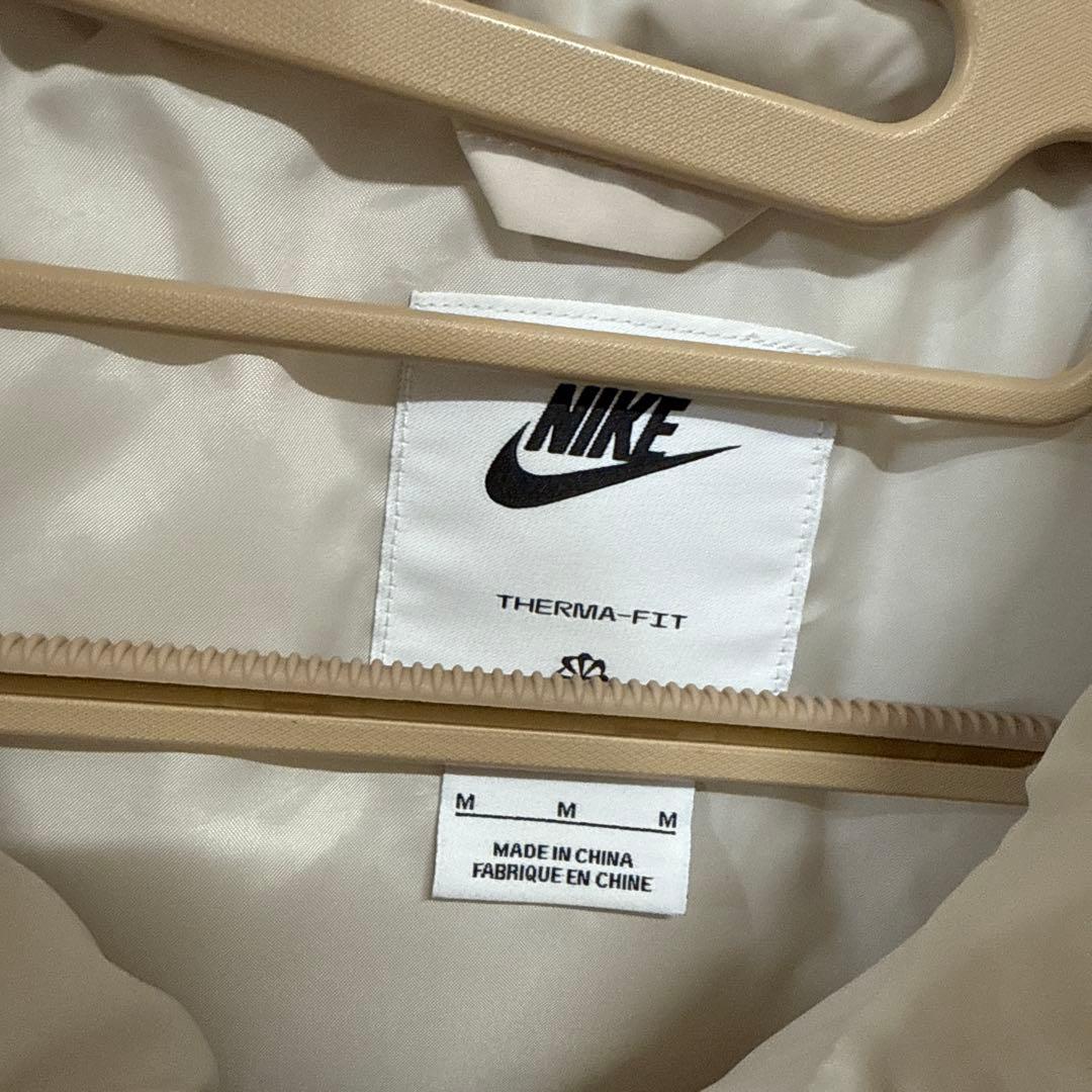 NIKE ダウンベスト　NIKEウェア　ホワイト　アイボリー