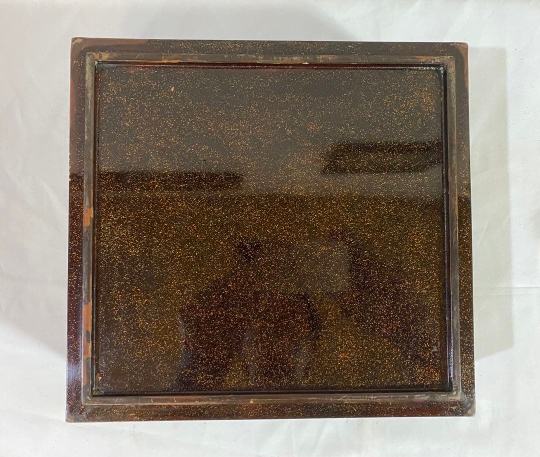 高蒔絵の亀と青海波の蒔絵が美しい段重