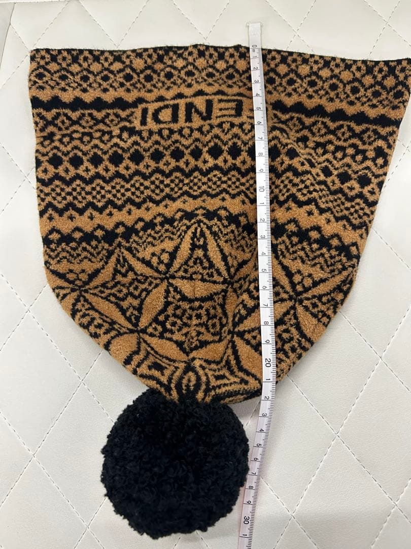 【ほぼ未使用美品】FENDI 幾何学模様 ニット帽 ポンポン付き