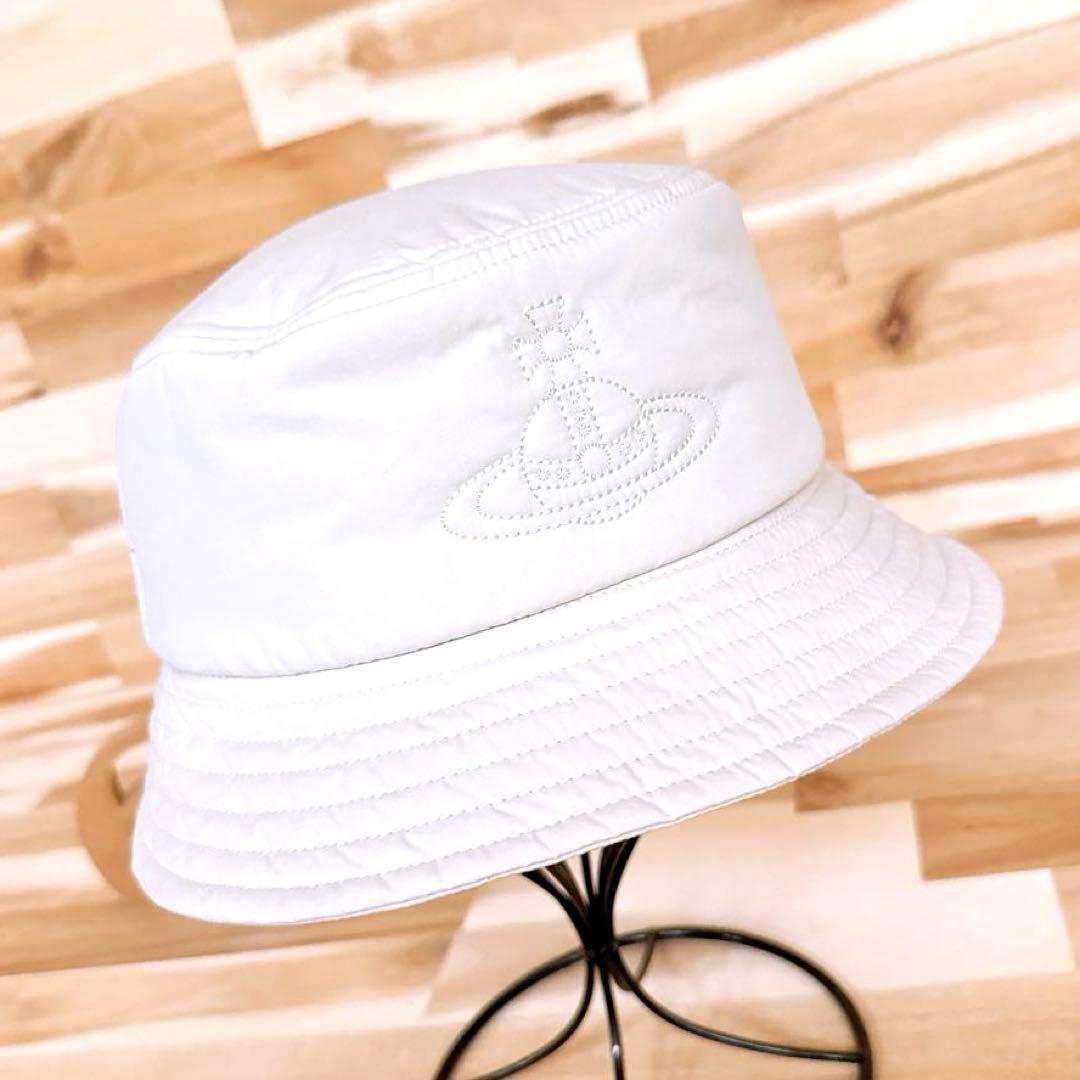 【ヴィヴィアンウエストウッド】オーブ刺繍プーデッド バケットハット オフホワイト