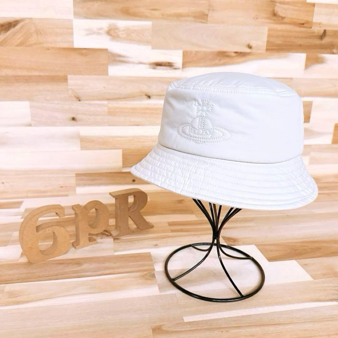 【ヴィヴィアンウエストウッド】オーブ刺繍プーデッド バケットハット オフホワイト