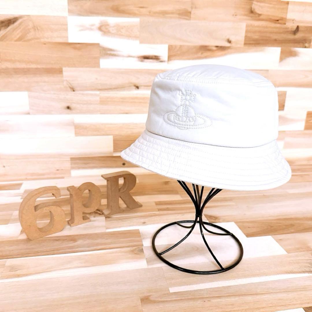 【ヴィヴィアンウエストウッド】オーブ刺繍プーデッド バケットハット オフホワイト