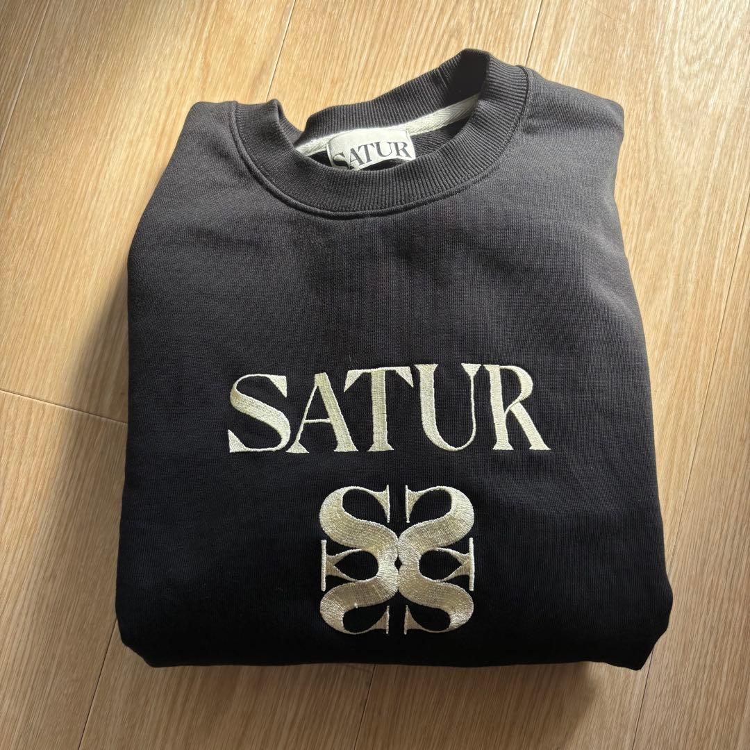 SATUR 刺繍スウェット