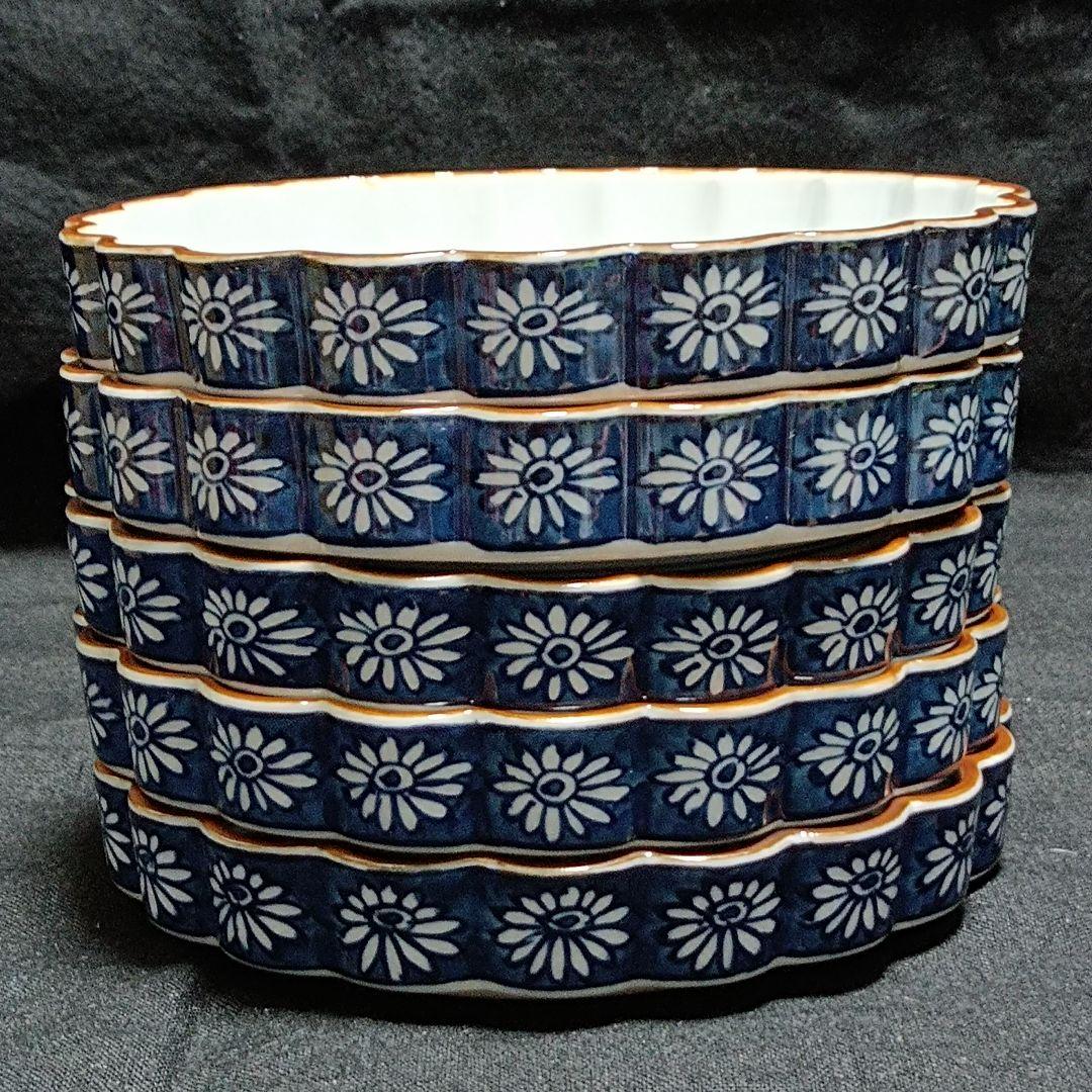 有田焼　源右衛門窯　染錦草花紋　深皿 刺し身皿　菊型中皿５枚　約18cm