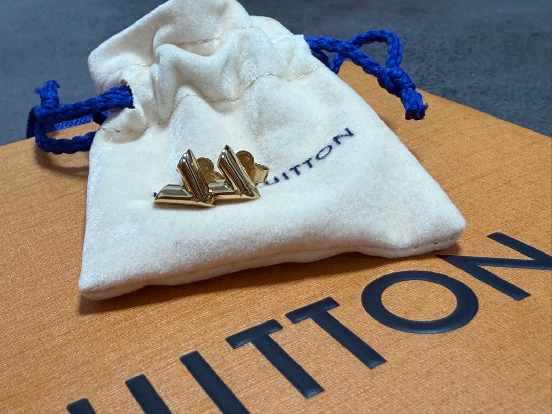 LOUIS VUITTON ルイヴィトン エセンシャルV ピアス ゴールド