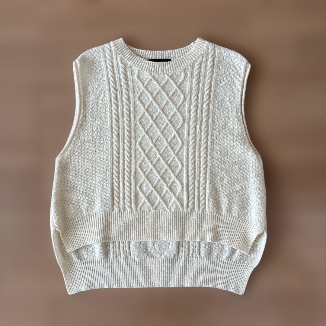 OUR 柔らかウールのニットベスト オフホワイト