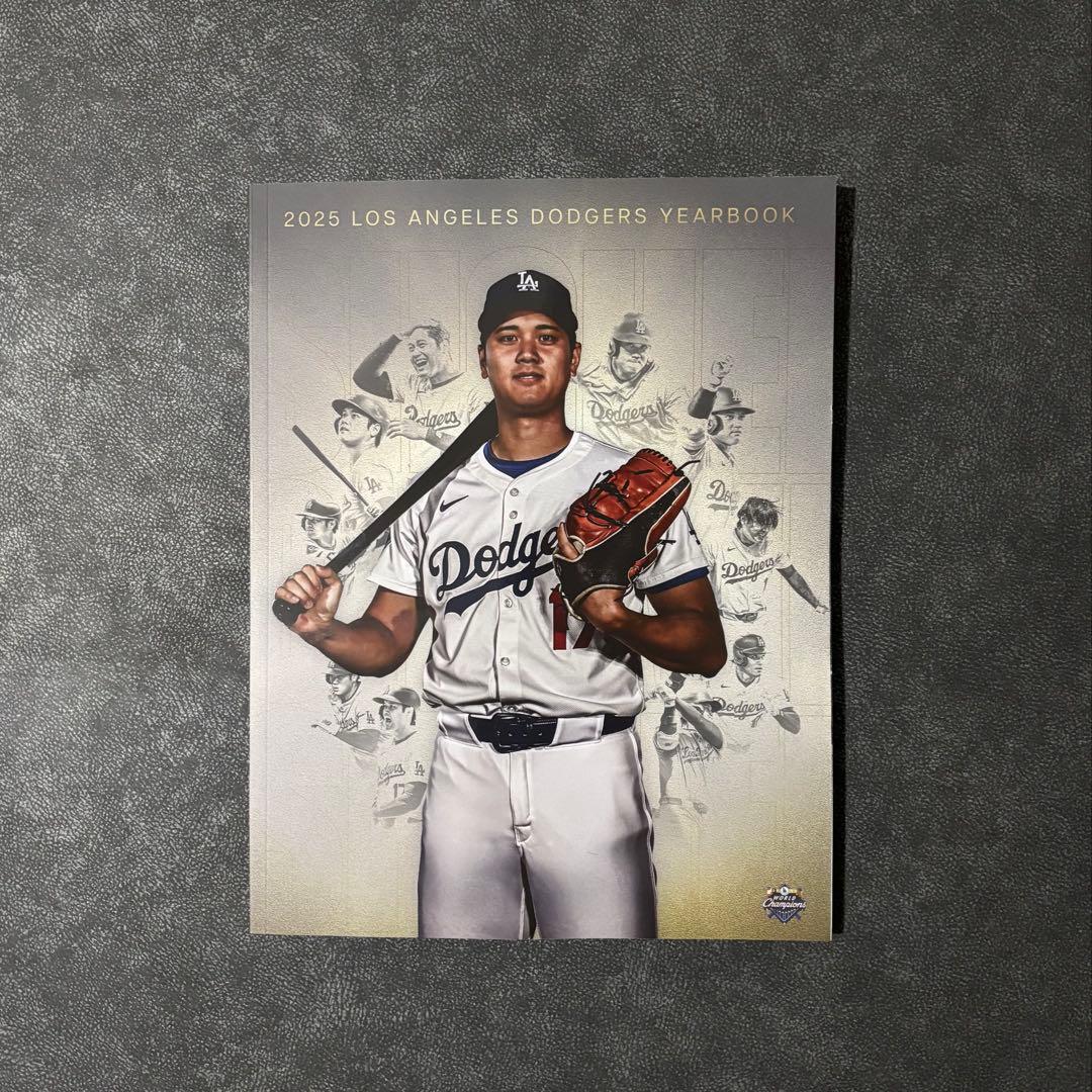 大谷翔平特集ありドジャースイヤーブック　2025 現地完売品　他缶クーラーなど