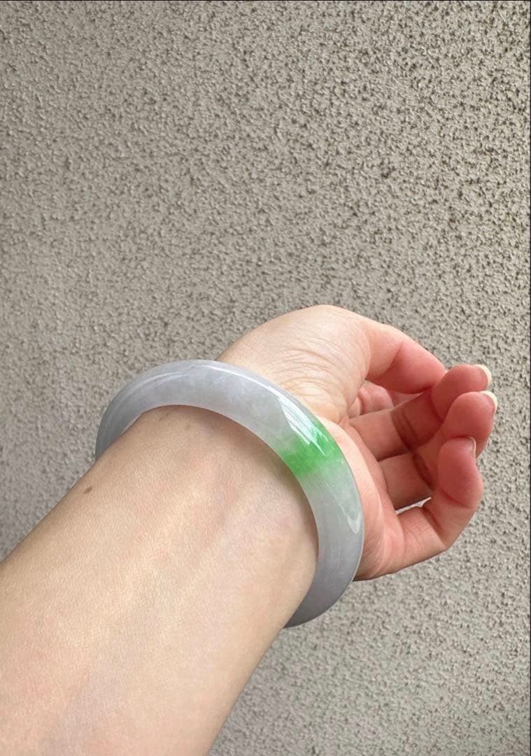 翡翠ヒスイバングル 薄いグレーとグリーンポイントのグラデーション 値下げました‼️