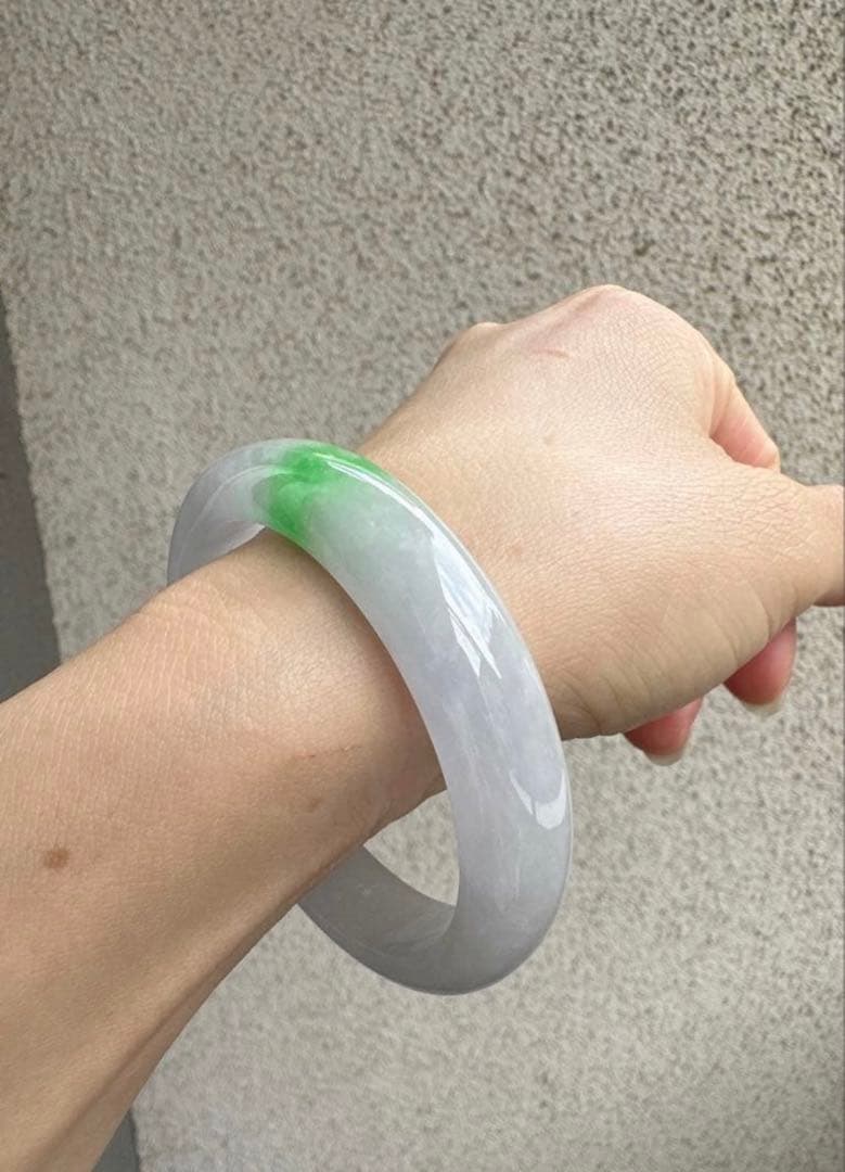 翡翠ヒスイバングル 薄いグレーとグリーンポイントのグラデーション 値下げました‼️