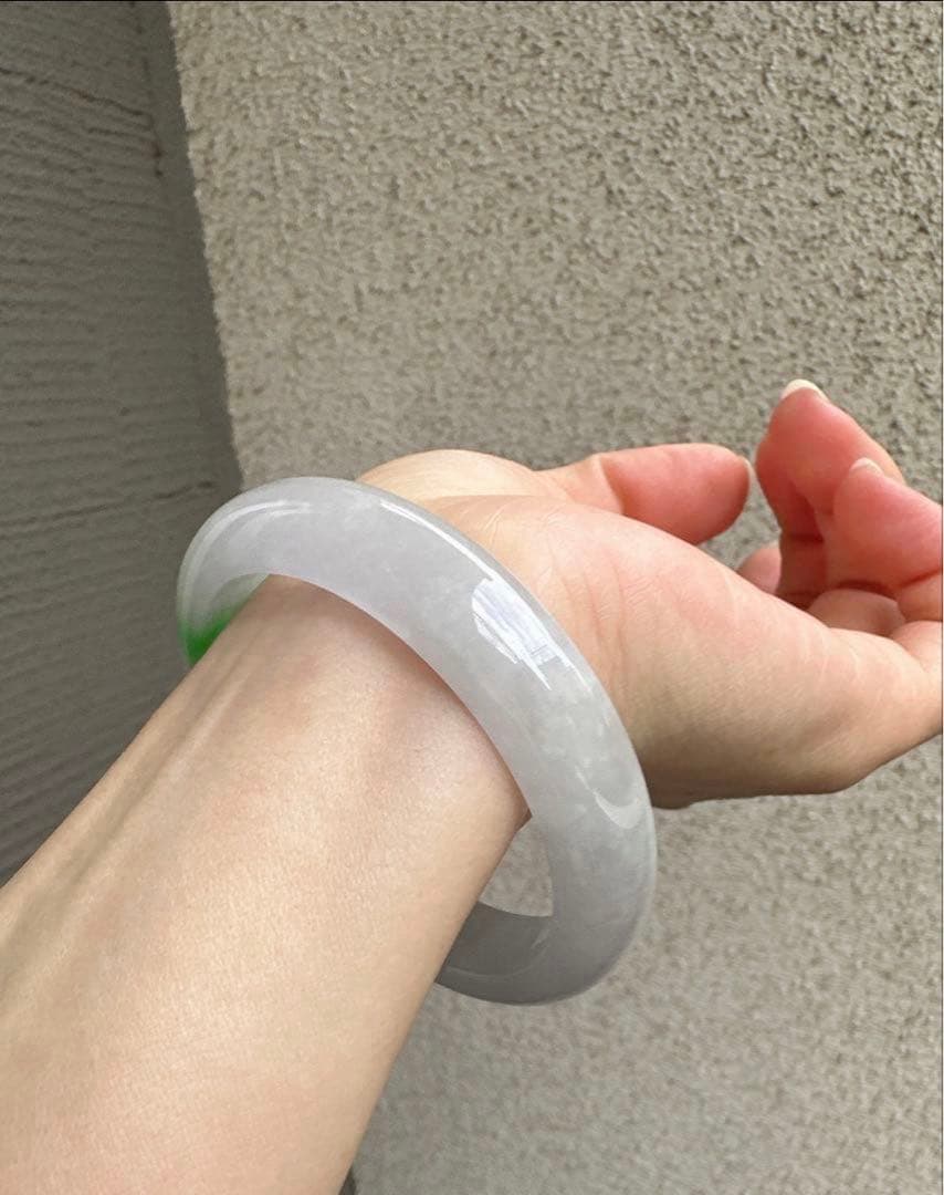 翡翠ヒスイバングル 薄いグレーとグリーンポイントのグラデーション 値下げました‼️