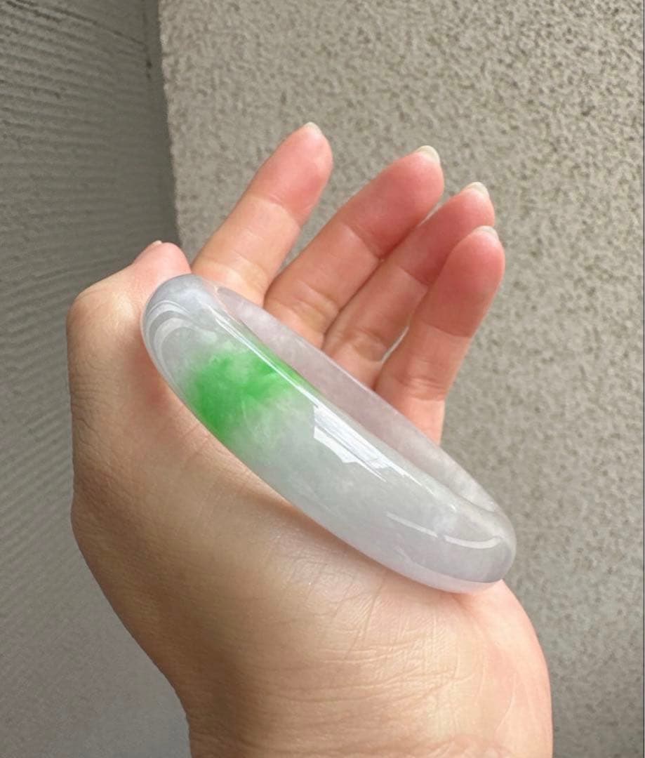 翡翠ヒスイバングル 薄いグレーとグリーンポイントのグラデーション 値下げました‼️