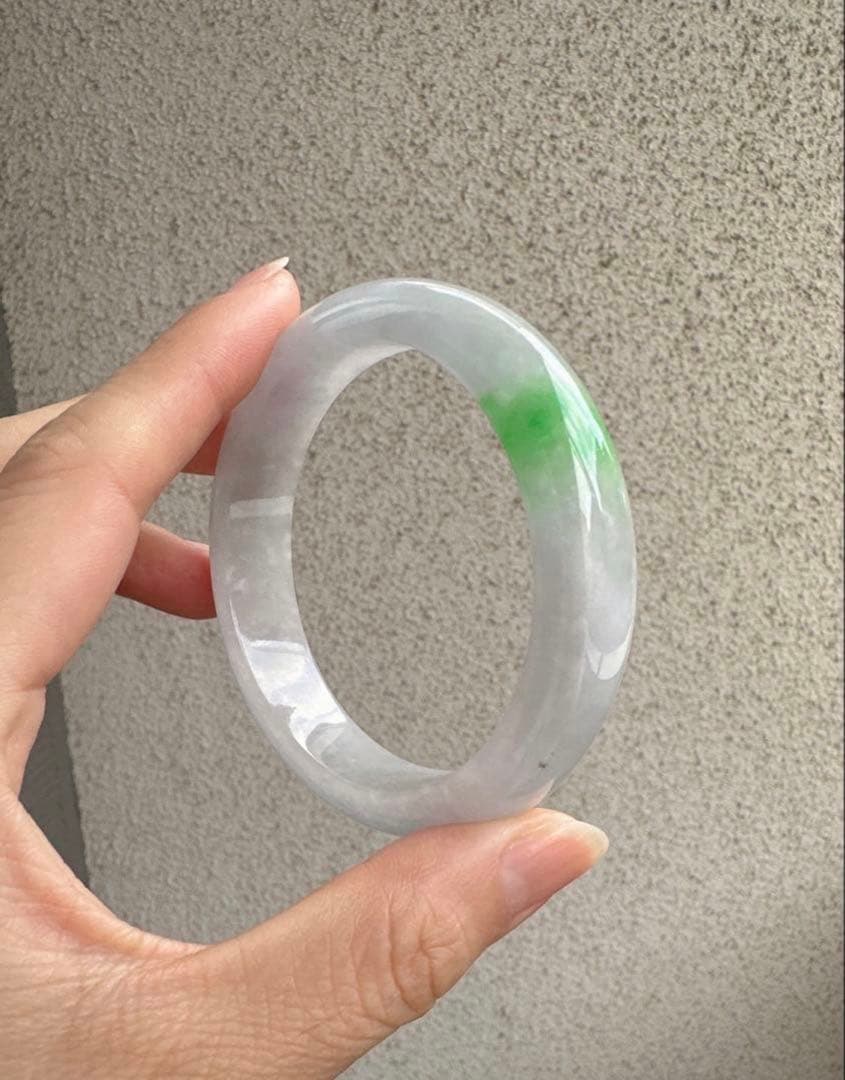 翡翠ヒスイバングル 薄いグレーとグリーンポイントのグラデーション 値下げました‼️