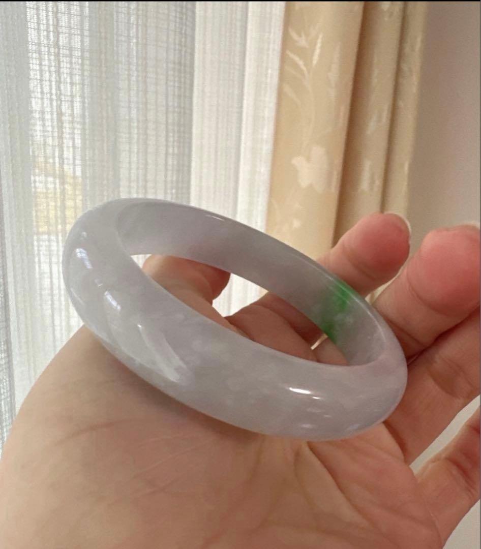 翡翠ヒスイバングル 薄いグレーとグリーンポイントのグラデーション 値下げました‼️