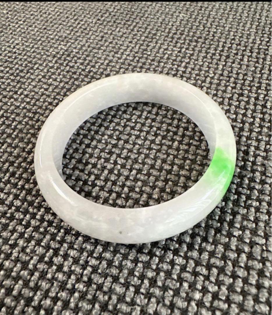 翡翠ヒスイバングル 薄いグレーとグリーンポイントのグラデーション 値下げました‼️