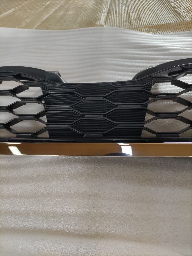 フォレスター SJG ラジエーターグリル 新品未使用品 定価24310円