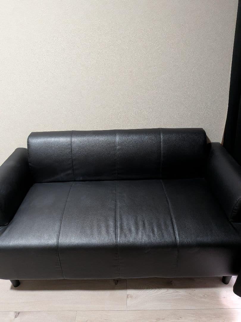 黒い合成皮革 2人掛けソファ