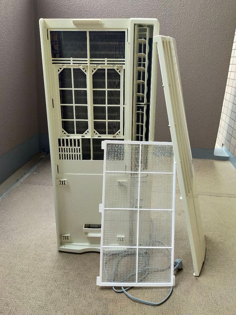 コロナ窓用エアコン 2018年製スリムデザイン　リモコン、窓枠付き