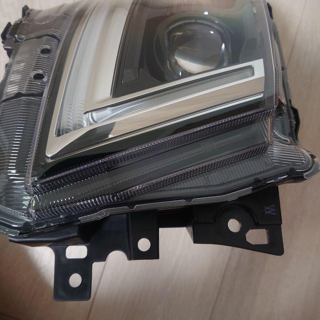 いすゞ エルフ 現行モデル右側LEDヘッドライト