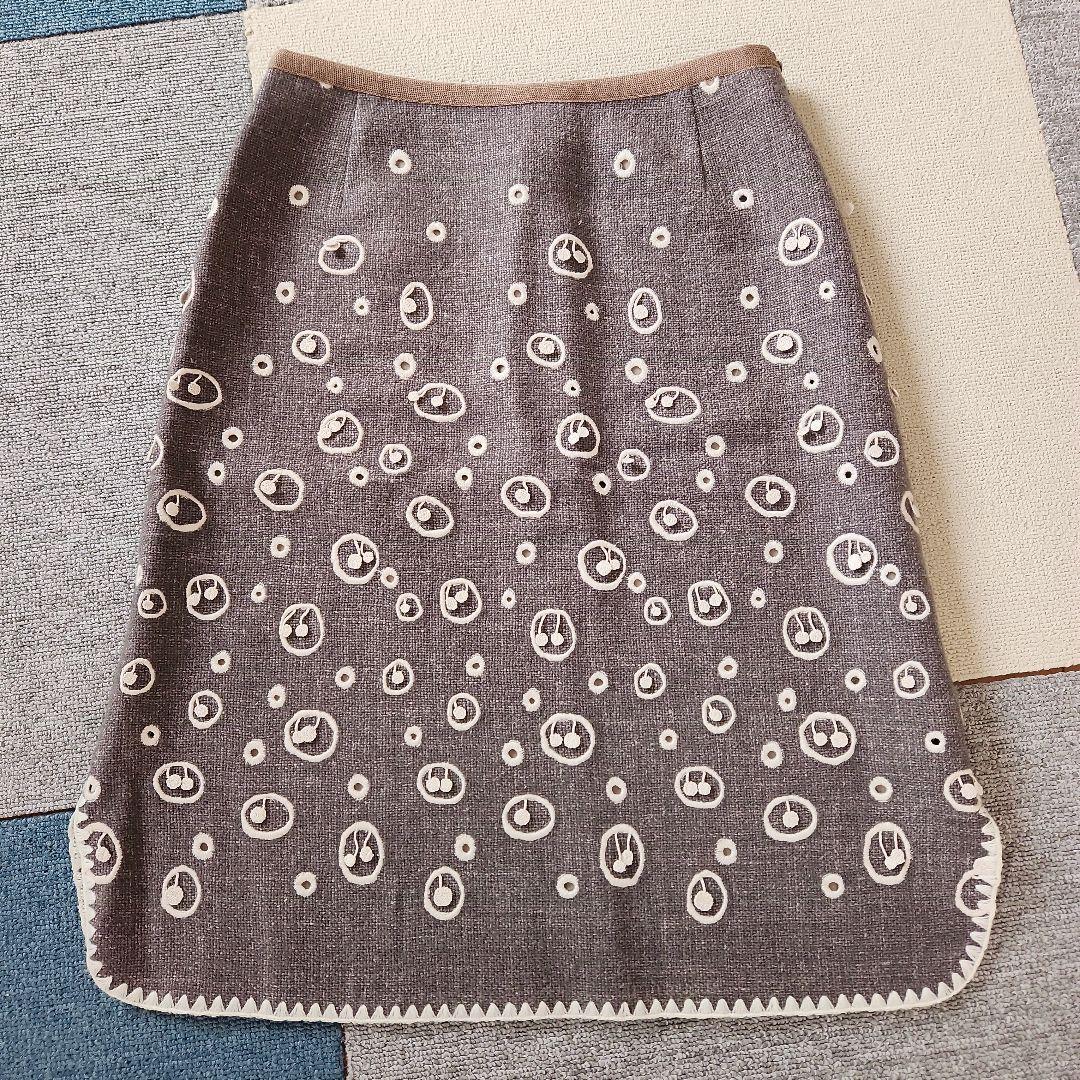 ミナペルホネン　グレー ドット柄刺繍 ひざ丈スカート