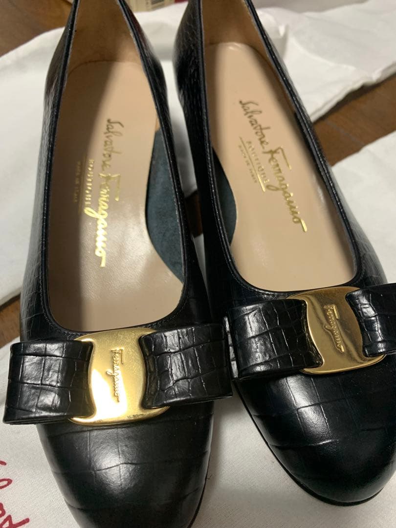 サルヴァトーレフェラガモ　ヴァラリボンパンプス　5 1/2 C