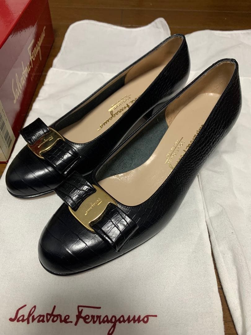 サルヴァトーレフェラガモ　ヴァラリボンパンプス　5 1/2 C