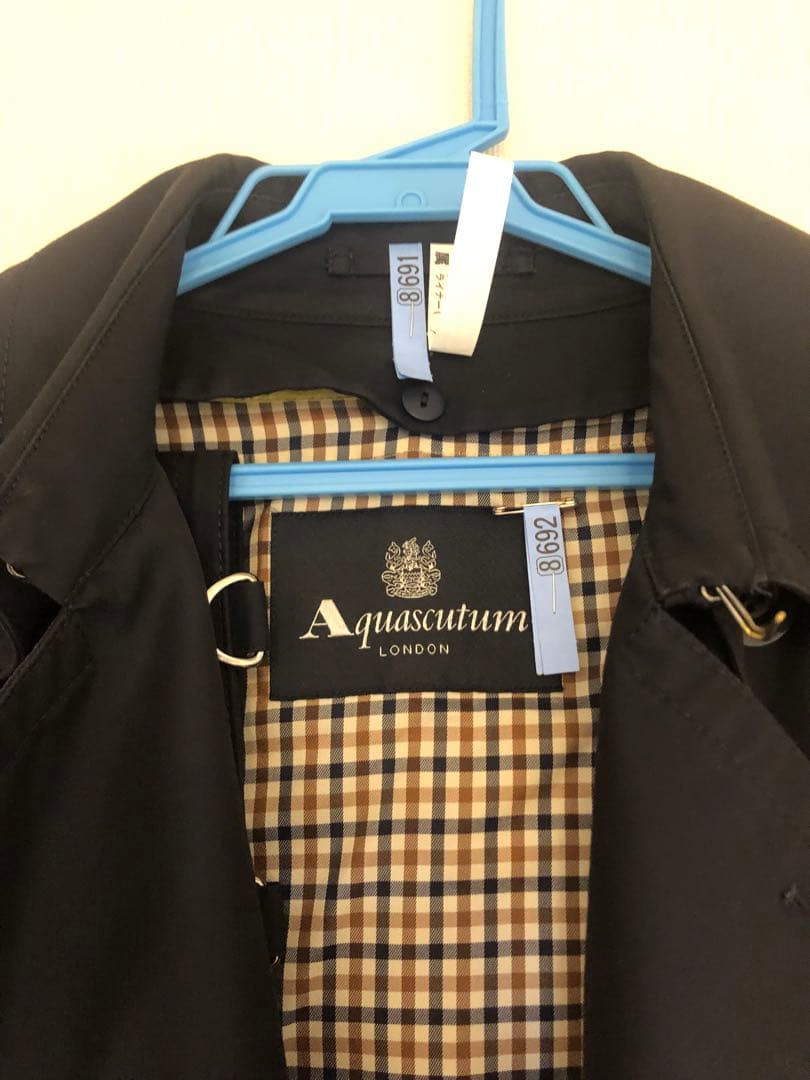 アクアスキュータム　トレンチコート　紺　ネイビー