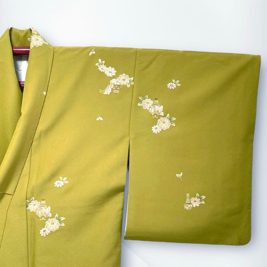 【美品✨】東レシルック　洗える着物　飛び柄小紋　鶸色　刺繍風　花に蝶　袷　H7