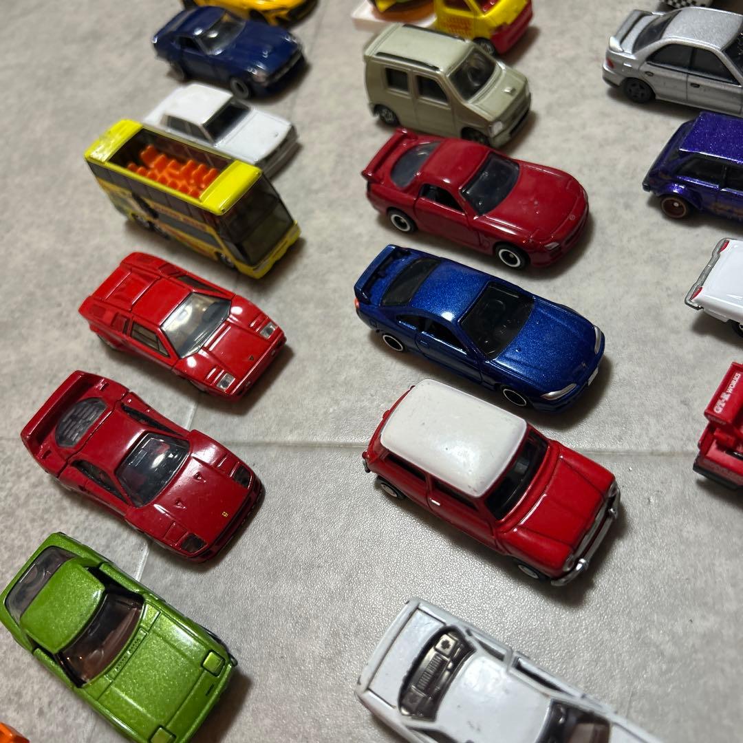 まとめ売りミニカー47台と駐車場・道路セット　トミカ　tomica