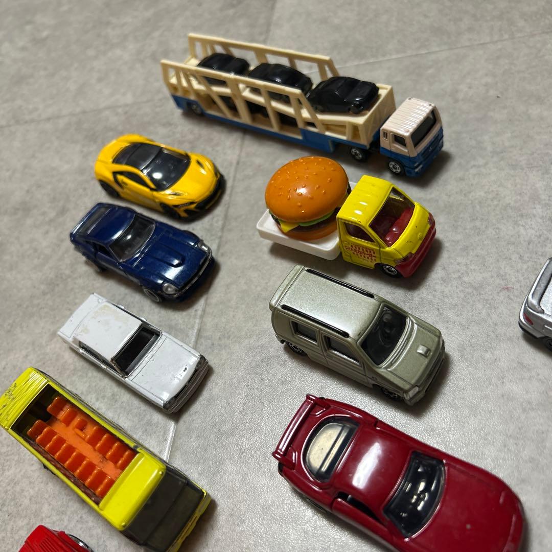 まとめ売りミニカー47台と駐車場・道路セット　トミカ　tomica