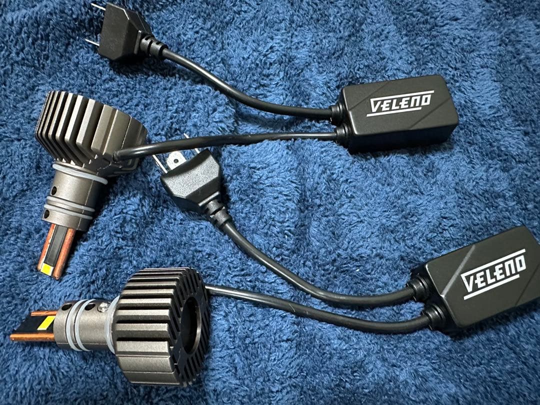 VELENO H4 LED ホワイト ヘッドライト　プロジェクター